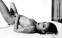 Skin Diamond playing with her wet pussy