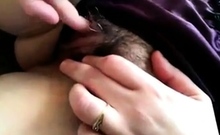 Masturbation d'une belle chatte poilue