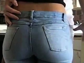 Cette petite salope en tight jeans se fait peloter le cul.